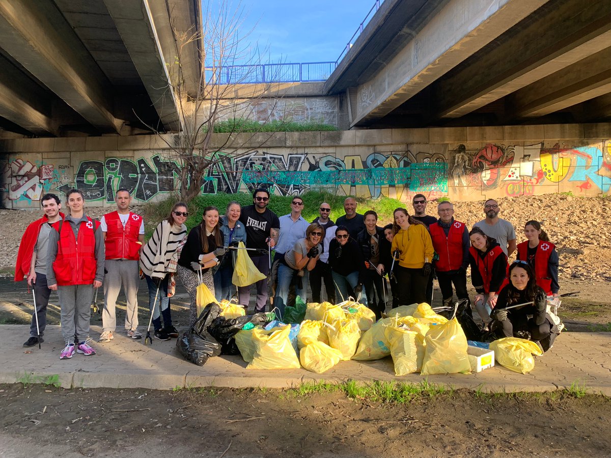CruzRojaSevilla's tweet photo. [#MedioAmbiente]

Comenzamos el año con una limpieza en zonas verdes cercanas al Guadalquivir de la mano de nuestro voluntariado y con la colaboración de trabajadores de la empresa "The Travel Corporation"

Hemos retirado más de 70 kg de basura💪

#CRJSevilla https://t.co/jO7jW198su