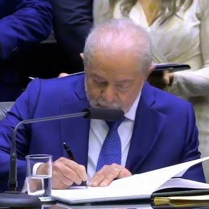cornost0ne's tweet photo. 🚨 URGENTE: Governo Lula acaba de proibir meme da "coreaninha do zap" em todo o Brasil. É a primeira grande ação do governo na área desde 2016. https://t.co/4KkA5QgpkF