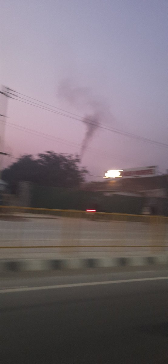 Low rise chimney behind sect 28 metro west side, continues to emit pollution, do we need special lenses to view such ovbiuos sources of pollution
#iCant'breath #pullution #Faridabad
@ETEnvironment @FaridabadRegion