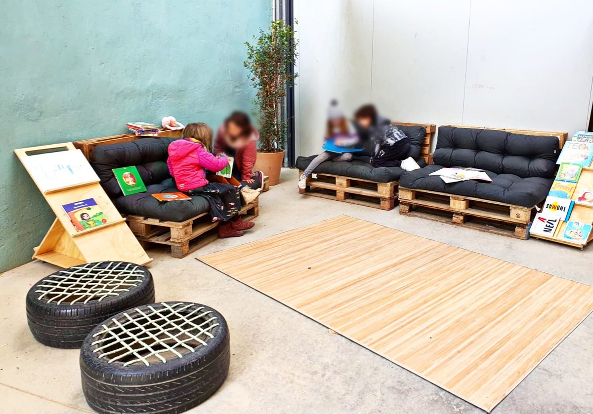 Ja fa uns dies que al pati en creixement de l'escola hi ha dos nous espais que enriquiqueixen les propostes de joc i de lleure 🧗🏽‍♀️🧘🏽‍♂️📚🗨️🗯️

Moltes gràcies <a href="/afa9graons/">Afa 9 Graons</a> per fer-ho possible!