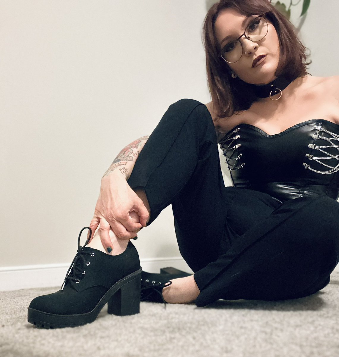 EmberAnn29's tweet photo. lay down and shut up 😈

#emberann #rvadomme #whatevermommywants #laydownandshutup #bdsmdom https://t.co/fl54k6vrvT