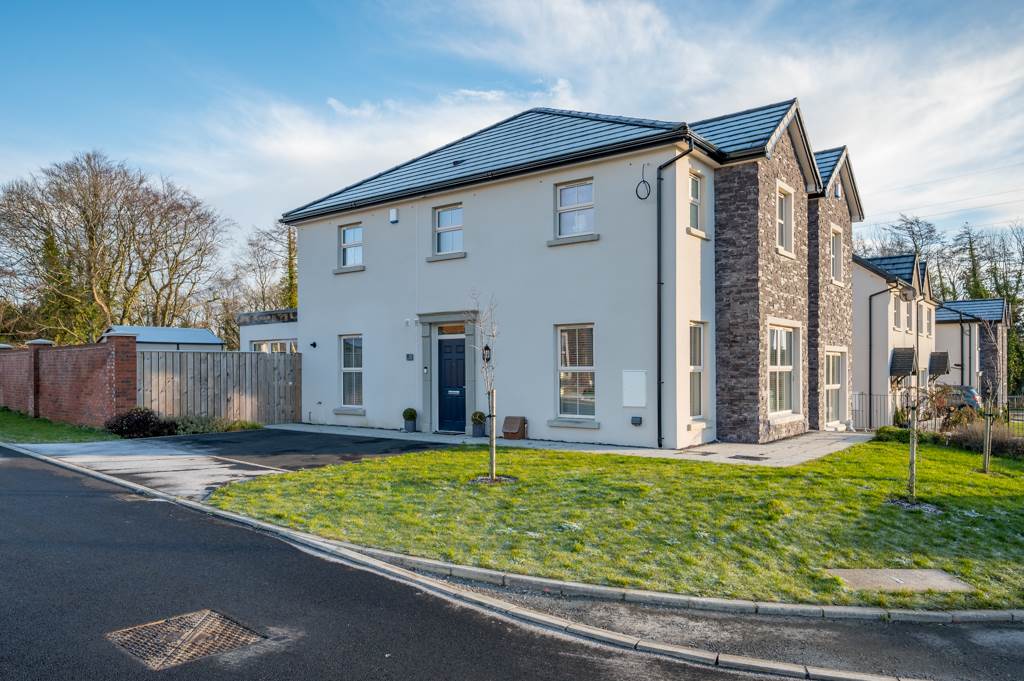 JohnMinnisEA's tweet photo. No blue Mondays here! 💙
This gorgeous house on Helens Wood Way, Bangor, is home to three well-proportioned bedrooms, spectacular views of the Lough, and a spacious enclosed garden.
Book a viewing: https://t.co/UJul20wVBB
#nihomes https://t.co/UpFuezGGzv