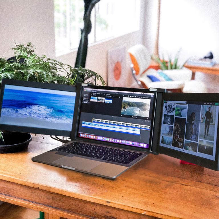 GreedyJar's tweet image. モバイルモニター自体はありふれたものだが、まさか3画面を１つのデバイスに納めたものが誕生するとは！
これだとコーディングが楽だし、出先で3DCGの詳細を説明する時により効果的にできそうな気がする
うん、かなり面白いね

#triscreen