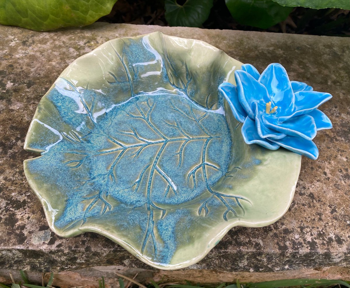 Lily Pad Serving Plate with Blue Lotus Sculpture tuppu.net/f5f2c009 #GrannyGoodFish #Etsy #ServingBowl