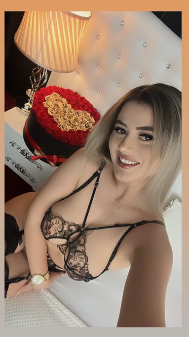 I like receiving flowers, I was just saying 😜🌹 #mondaymood #blonde #flowers #sexy @LiveJasmin https://t
