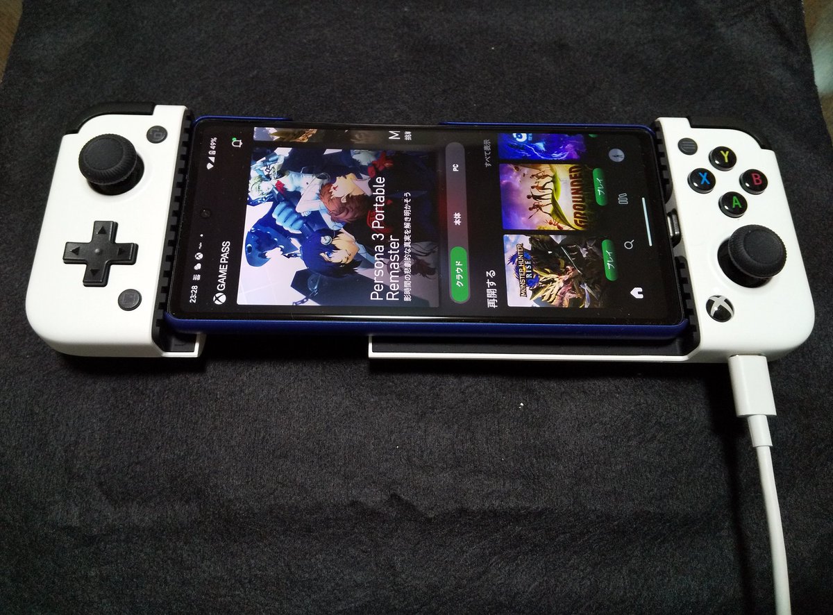 hacobenu's tweet photo. GameSir X2Pro買って約1ヶ月。とても良い。
GooglePixel6aが超すっごいゲーミングスマホになっちゃう👾
背面パッドは薬指にフィット
私的には薬指より中指で操作したかったけど(薬指の操作苦手)まぁ大丈夫
セットしたままスマホを充電できます🦖
#GameSirX2Pro
#XboxGamePass #Xbox https://t.co/ZOSgaJ9jx0
