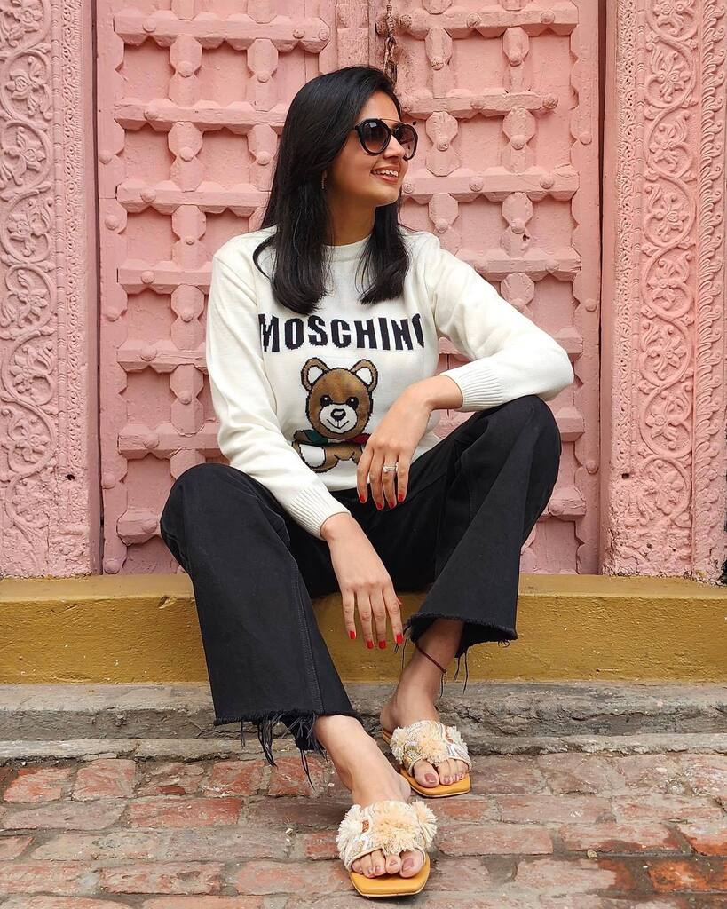 Staying comfy has never looked cooler! 
@akanksha.chhabra looking 😎 in ‘EZE’ sandals ✨

Swipe ➡️ for a closer look at her shoes!

#sandals #designershoes #pompom #madeinindia #handcraftedshoes #pastelsandpoptribe #pastelsandpop #founderstyle instagr.am/p/CnwlxuZrFw3/