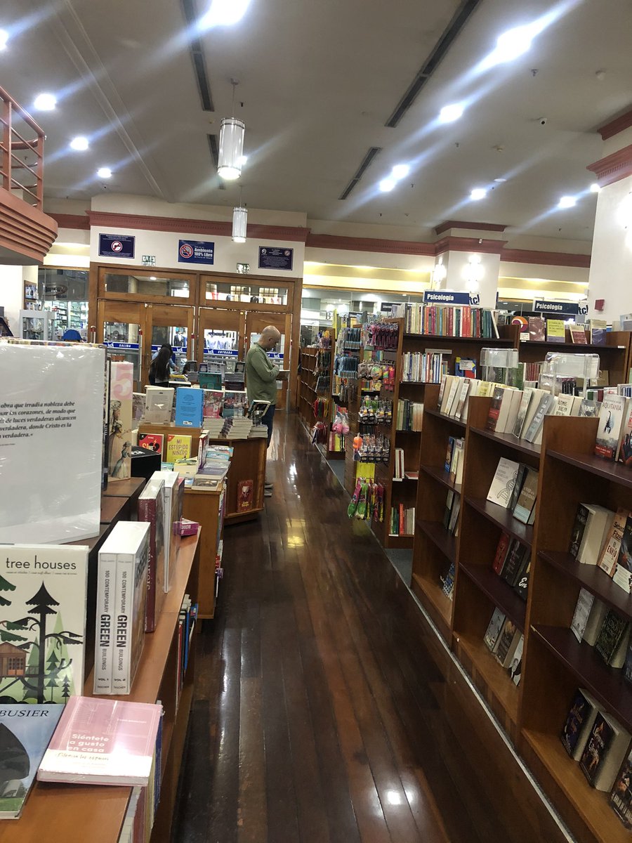 sergioxxx's tweet photo. El sábado visité Librería Tecni Ciencia del Sambil, que todavía resiste con una importante oferta de novedades editoriales y de clásicos por descubrir.
Es la última tienda de su estilo que resiste dignamente en el centro comercial. Buena noticia que perdure como bastión cultural. https://t.co/EBMfhxZvLp