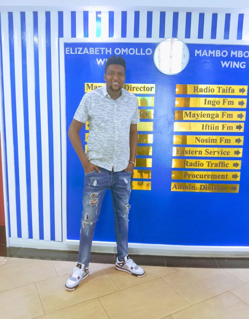 sonkopatrick5's tweet photo. #TheGOAT
#MbalyaKikolyo
#Sonko
#4_8pm
Nitwakinya kiwanzani
Ukai tusungange wakwambiliilya
Vaa kyakanite mwakiiii
#Maestro💯 https://t.co/TdWPWyGHoO