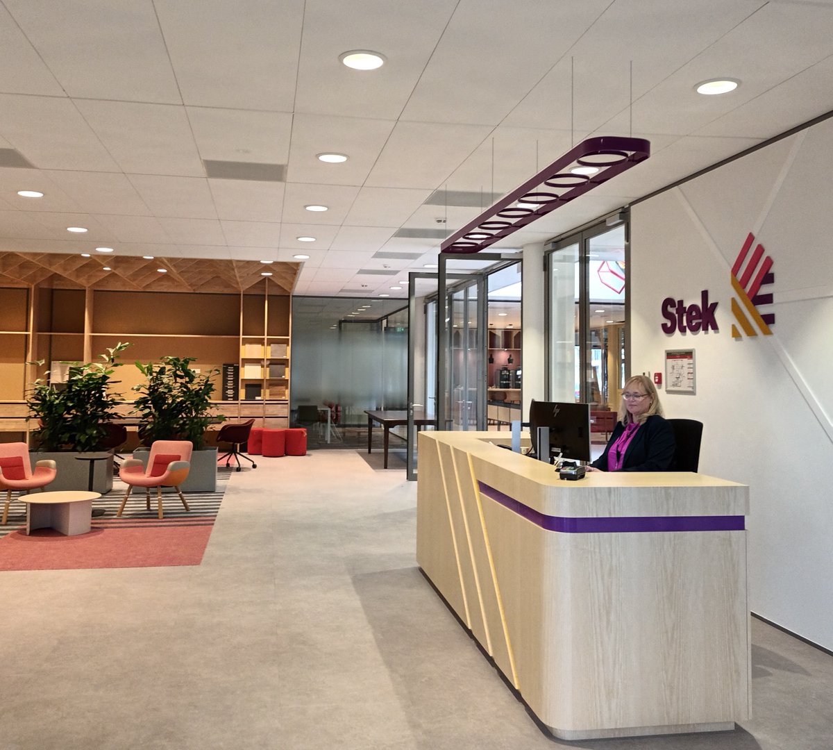 Vandaag opent <a href="/stekwonen/">Stek</a> de deuren aan de Wilhelminalaan 3 in Hillegom. Het kantoor is klaar om personeel, huurders en relaties te ontvangen. Deze eerste dag is de balie open tot 16.00 uur. Bezoek de website voor actuele contactinformatie stek-wonen.nl/Contact. #jehuisjethuis