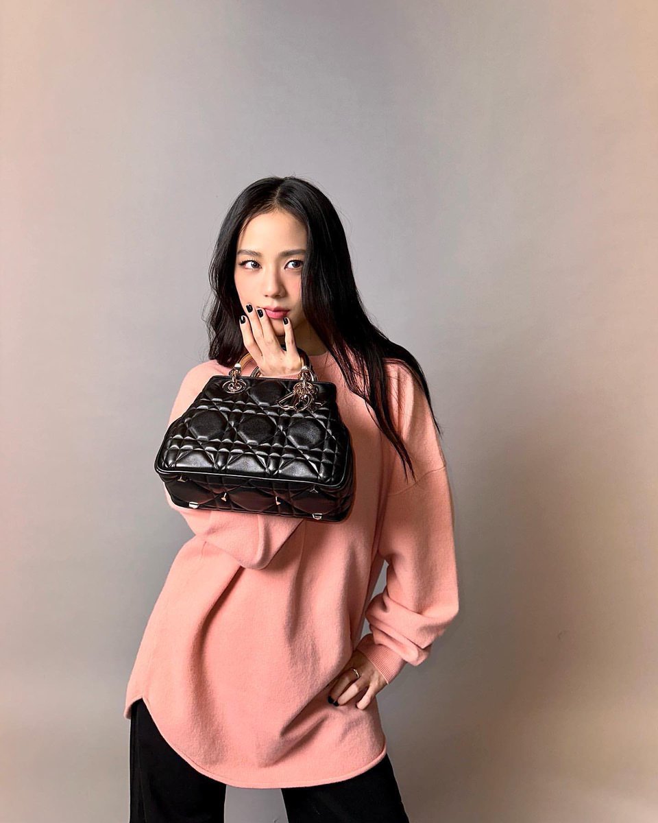 JISOO AT DIOR COUTURE SHOW 
#LadyJisooxDiorCoutureSS23