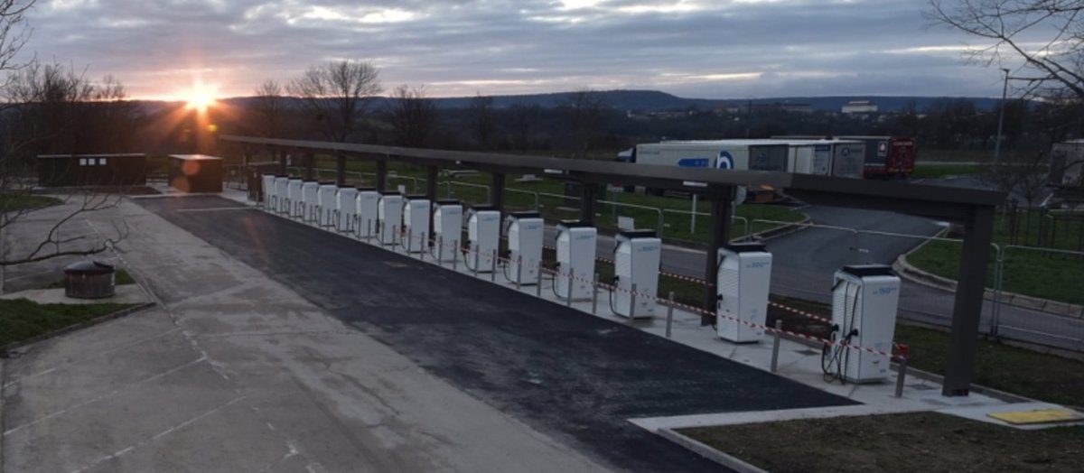 electricfelix's tweet photo. Ladies & Gentlemen:
@TotalEnergies 2.0 West of Nancy (Toul) 🇫🇷 along A31
Serving traffic from both directions! OH YEAH
⚡️⚡️⚡️
Thanks @Chargemap for the photo and @DSchoelens for the update as always.
#alwaysbecharging #france #infrastructure #fastcharging #HighpowerCharging https://t.co/LkiPvgj3uV