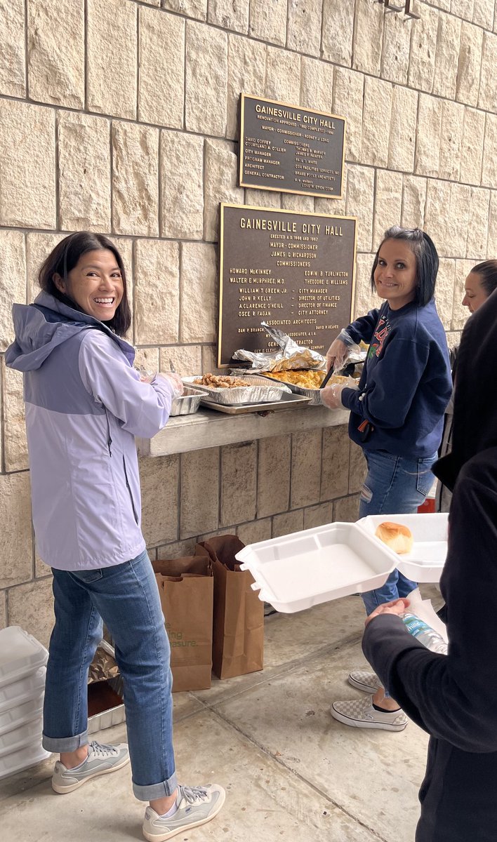 BrianHoh1's tweet photo. On Saturday, the Dept @UFNeurosurgery contributed to the community by cooking and serving food to those in need #ProjectDowntown https://t.co/vLiFiRismZ