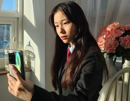 Cee_writes's tweet photo. sye, the only child of the school's major investor, had been getting constant zeroes on her quizzes, and rumors of her getting involved in violent activities circulate at the school almost every day. What would kch, the class president, do?

a youngchae oneshot au https://t.co/VBIU56zRV4