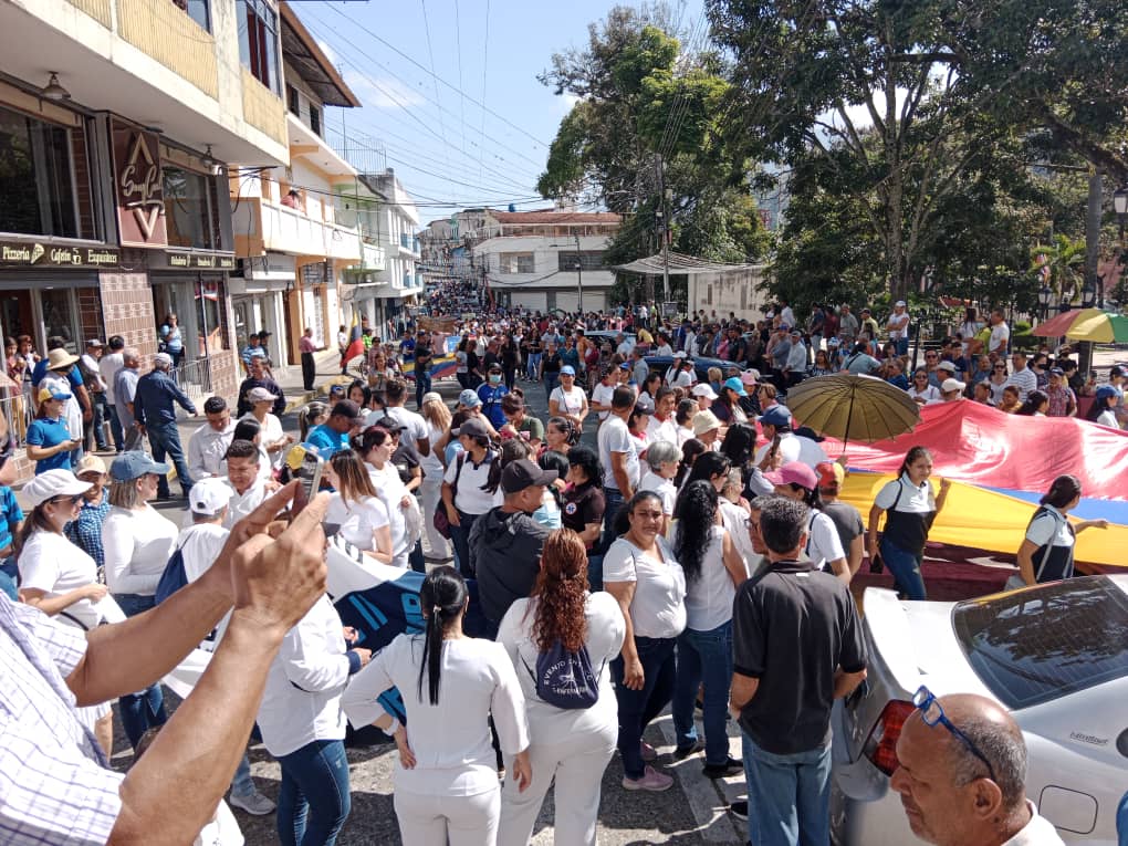 caenpeco's tweet photo. #23Enero  Hoy el pueblo sale a la calle a reclamar su derecho a un #SalarioJustoYa aún #SalarioIgualACanastaBasica a una #VidaDigna  Este #23EVzlaEnLaCalle  #NoTeQuedesEnTuCasa #TodosALaCalle #Tovar #Merida @laidygomezf @fetramerida https://t.co/57hd3MB15g