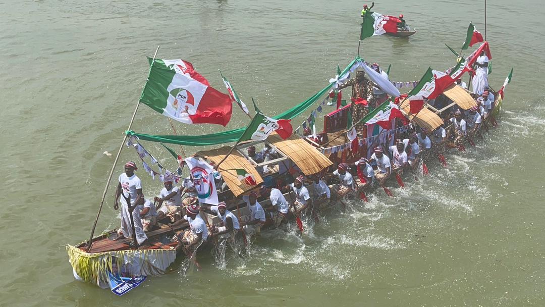 am_BinHamzat's tweet photo. I'm crying๐ญ๐ญ๐ญ what love man can seek again? They had to cross a river for them to attend the campaign rally and receive the #RecoveryMessage. God thank you๐๐ข #AtikuInBayelsa #RecoverBayelsawithAtiku https://t.co/7lAyvAde0i