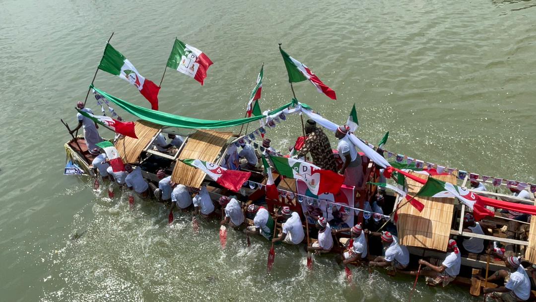 am_BinHamzat's tweet photo. I'm crying๐ญ๐ญ๐ญ what love man can seek again? They had to cross a river for them to attend the campaign rally and receive the #RecoveryMessage. God thank you๐๐ข #AtikuInBayelsa #RecoverBayelsawithAtiku https://t.co/7lAyvAde0i