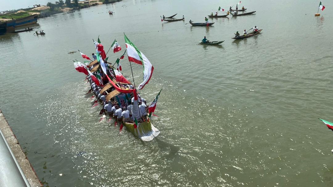 am_BinHamzat's tweet photo. I'm crying๐ญ๐ญ๐ญ what love man can seek again? They had to cross a river for them to attend the campaign rally and receive the #RecoveryMessage. God thank you๐๐ข #AtikuInBayelsa #RecoverBayelsawithAtiku https://t.co/7lAyvAde0i