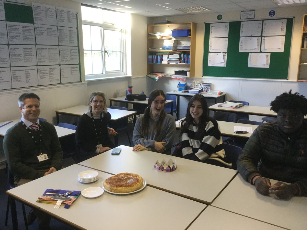 oratory_MFL's tweet photo. U6th pupils enjoying a "galette des rois" for the #FrenchEpiphany #OratoryCuriosity #OratoryJoy https://t.co/2BJrNsKCvs
