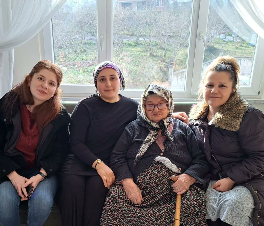 AK Parti Fatsa İlçe Kadın Kolları olarak,  Gönül ziyaretlerimiz kapsamında Ayazlı Mahallesindeki teyzelerimizi ziyaret ederek, hayır dualarına talip olduk. Bizim en iyi yoldaşımız gönülden edilen dualardır. Teyzelerimizin ellerinden öper, sağlıklı ömürler dileriz.. 💐