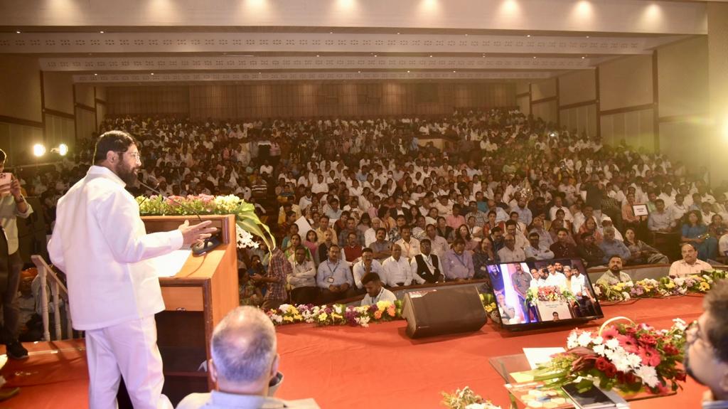 CMOMaharashtra's tweet photo. मुख्यमंत्री सहाय्यता निधीतून मोठ्या प्रमाणावर मदत देण्यात येत आहे. मुंबईत २५० ठिकाणी आपला दवाखाना सुरू करण्यात आला आहे. घराशेजारी आरोग्य व्यवस्था पुरविण्यासाठी हे दवाखाने सुरू करण्यात आले आहेत. मातामृत्यू कमी करण्यासाठी आरोग्य विभाग कसोशीने प्रयत्न करेल- मुख्यमंत्री https://t.co/BolSrHxtuh