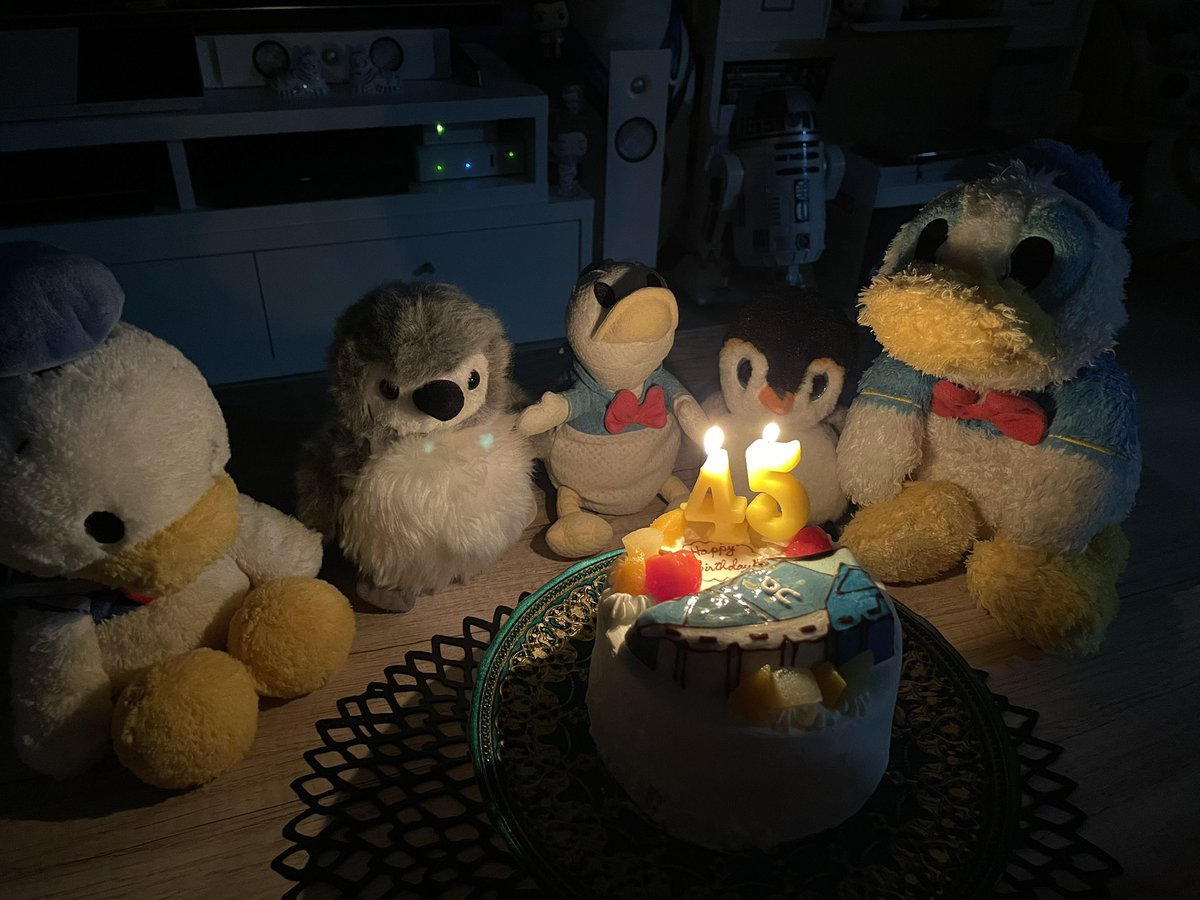 dinkydonaldo's tweet photo. 45にレベルアップ⤴️😌
今年も大好きなブランド #On をモチーフにバースデーケーキ🎂を準備してくれた妻に感謝。それも去年暮れに買った #cloudflyer4 を採用してくれた所に妻のセンスを感じる🙇♂️
若い頃に予想してた45、基本元気だなぁと思う😆それも100k走るだなんて😂
プレゼントはルモスショーツ🤩 https://t.co/gUdqRfyGFS