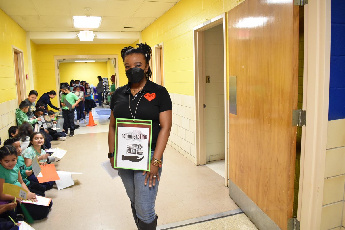 JMESCougarPRIDE's tweet photo. Best way to hype everyone up for the #WIDAAccess assessment.. have a parade! Our Cougar educators & students showed their creativity during our vocabulary parade! @pgcps @PGCPSESOL https://t.co/MTEhErRkSU