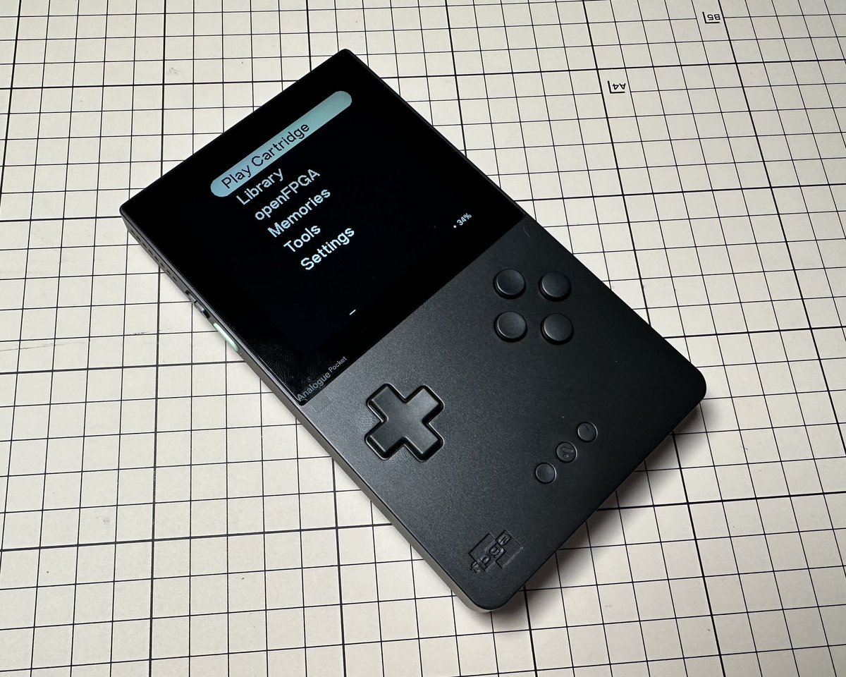 xmilu2's tweet photo. Analogue Pocket 🦇 https://t.co/t54YTm9mXF