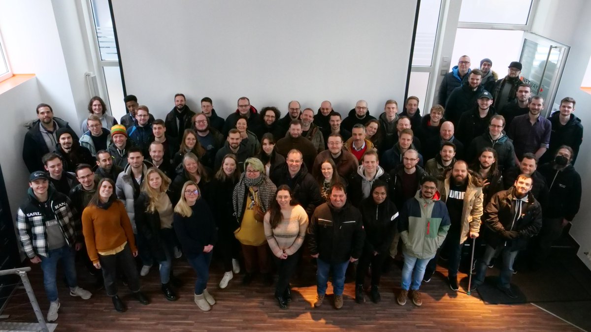 Es ist immer eine Challenge, die stetig wachsende NETWAYS Family auf ein Bild zu bekommen. 📸 
Zum Jahresmeeting 2023 sind wir endlich mal wieder zum Großteil in unserem Office in Nürnberg versammelt. Schön, alle wieder mal live zusehen!😃
 #happytogether #lifeatnetways