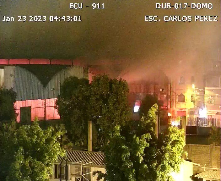 24HorasGYE's tweet image. Incendio esta madrugada en el mercado de #Duran deja 50 locales afectados.
Los bomberos investigan el origen del incendio. Casi tres horas tomó controlar el fuego.