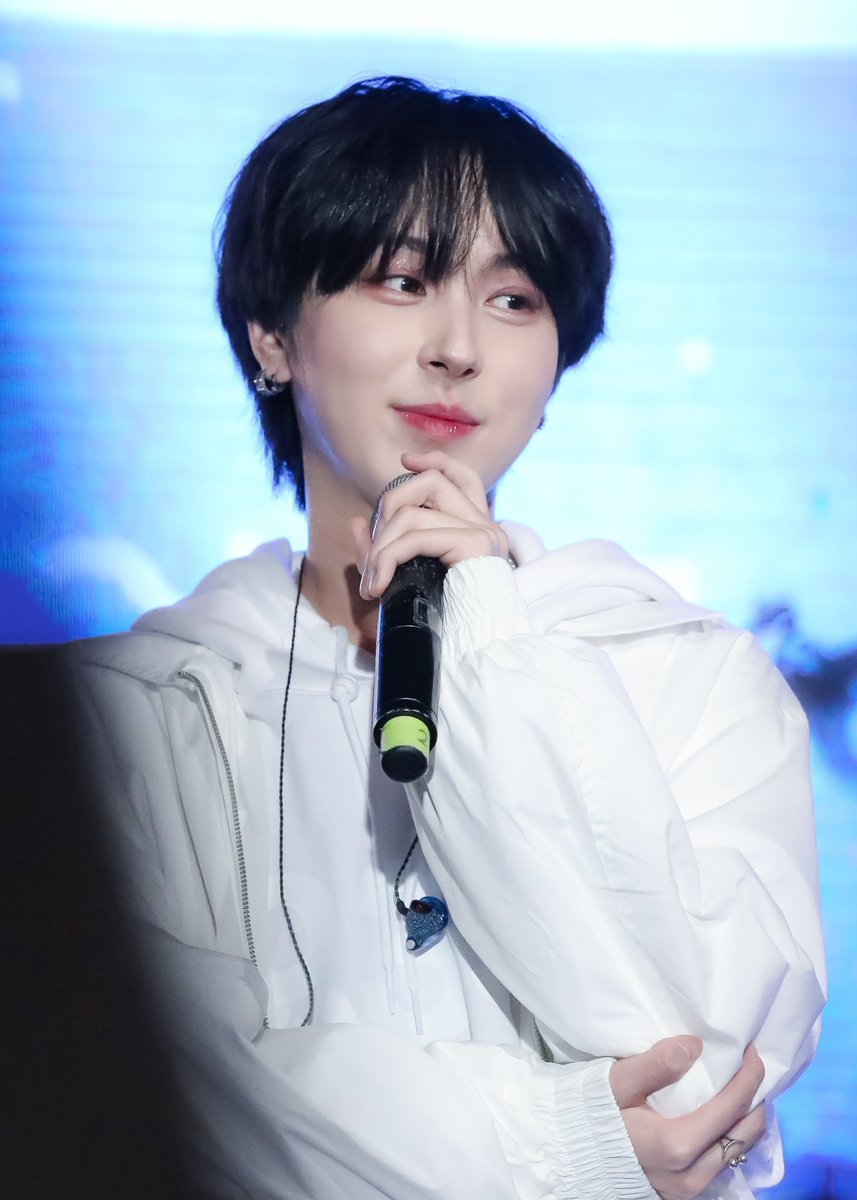 221224 HQ
기욱 탄생일 레쭈고 ...☁️💙 

#ONEWE #원위 #CyA #키아  
#Montage_Boy_CyA_Day 
#어서비켜_기욱이_생일은_위브가_챙길게