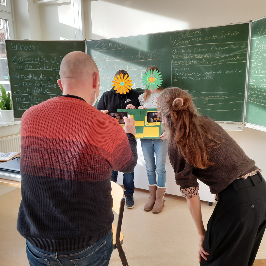 Letzte Woche hatten wir wieder einen tollen Workshop mit Schüler*innen - diesmal war auch die Presse dabei!
Alle waren ziemlich aufgeregt, aber das #KlimaAktiv-Projekt der AG kann sich wirklich sehen lassen! Wir freuen uns auf den Bericht in @ejzgezwitscher | <a href="/umweltstiftung/">DBU</a>