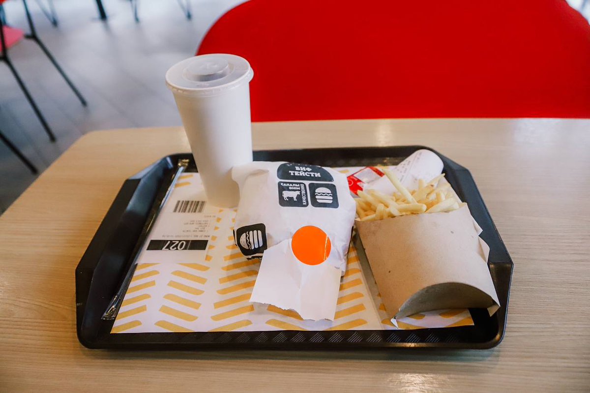 "Макдоналдс" без названия вернулся в Казахстан. Схема уже нам знакома: замазанные лого на соусах, картонные стаканы и коробочки без брендирования и изменённые названия блюд. Зазывает гостей надпись "МыОткрыты" с жёлтой первой литерой.

#Казахстан #Макдоналдс