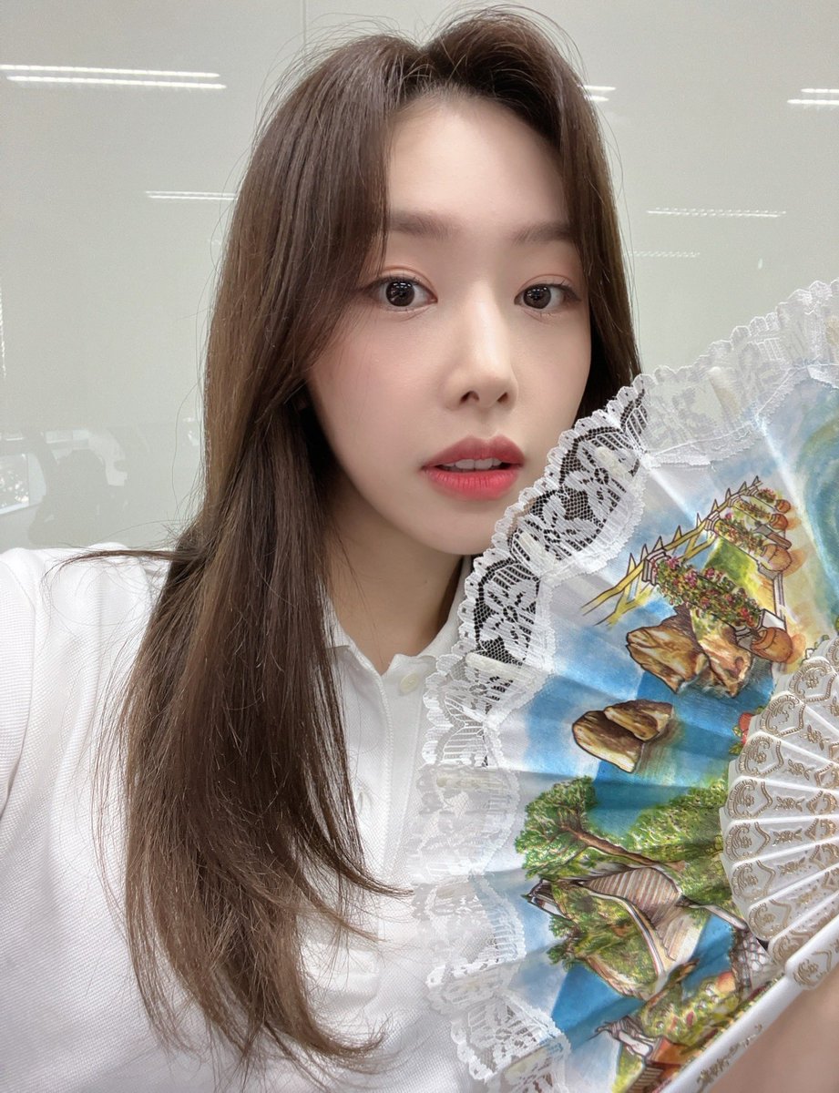 Hezz_offcl's tweet photo. 안녕하세요 ! 소녀리버스 화의자이자... 
헤즈이자 홍의진입니다 🫣
헤즈,홍의진으로서 해보지 못했던 것들 (성격도, 무대도, 목소리도,,) 화의자를 통해 보여줄 수 있어서 너무 뜻깊은 시간이었습니다! 
.
.
#Hezz #헤즈
#홍의진 #HONGEUIJIN
#소녀리버스 #화의자 @girlsreverse https://t.co/GHazPmJYZv
