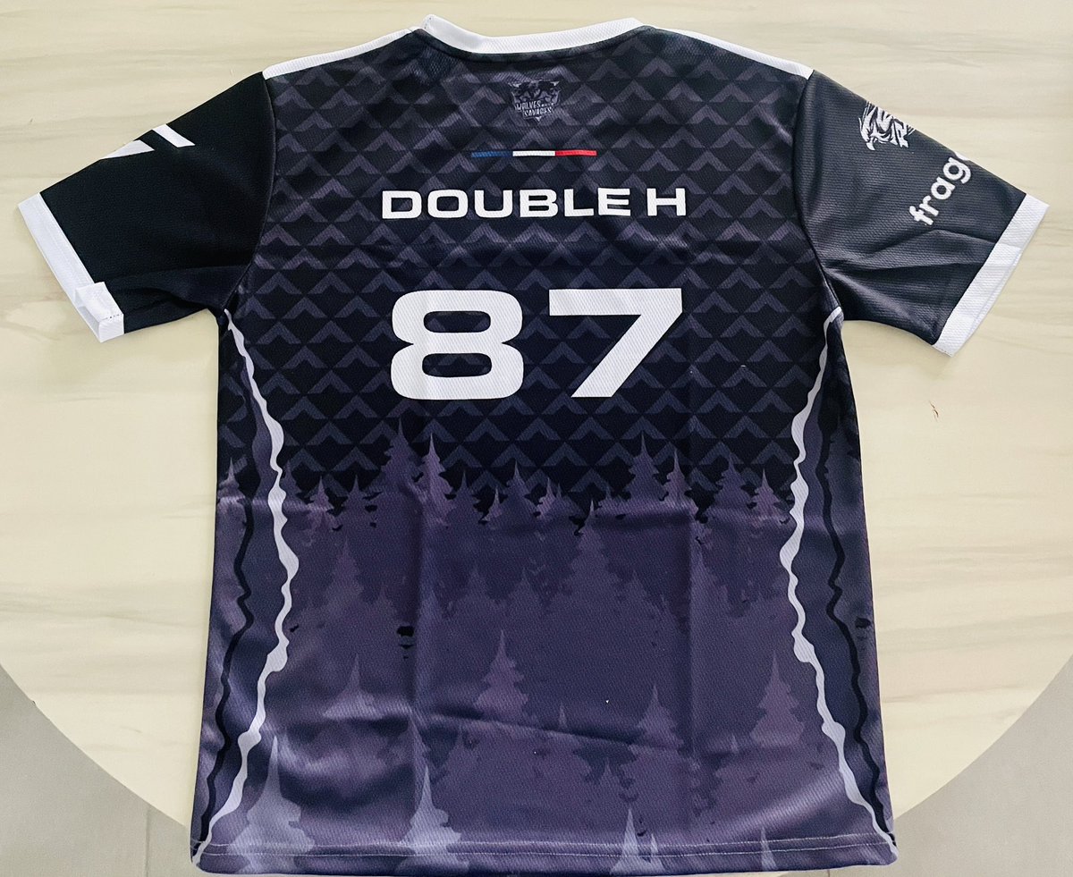 🔥🔥🔥 Il est enfin là 🔥🔥🔥

Merci à <a href="/evolvingwear/">Evolving™</a> et au staff <a href="/WolvesSavages/">Wolves Savages Esport ⚫️⚪️🐺</a> pour les travaux.

Le maillot est incroyable, très fier et  hâte de représenter les couleurs de la structure!