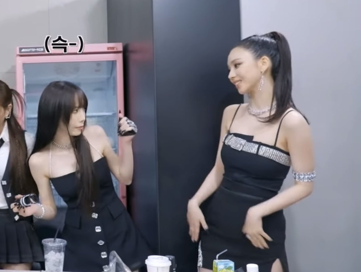ujiminphoria's tweet photo. The height different between Karina and Taeyeon. This is so cute😭 https://t.co/Bp0uE5D49p