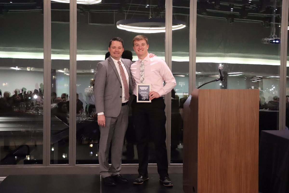 2022 Football Banquet

Newcomer of the Year: Jay Smith
Offensive Player of the Year: Daniel Huery
Defensive Player of the Year: Kyzer Bowen
Special Teams Player of the Year: Andrew Toler

#WeWork🌹🏈