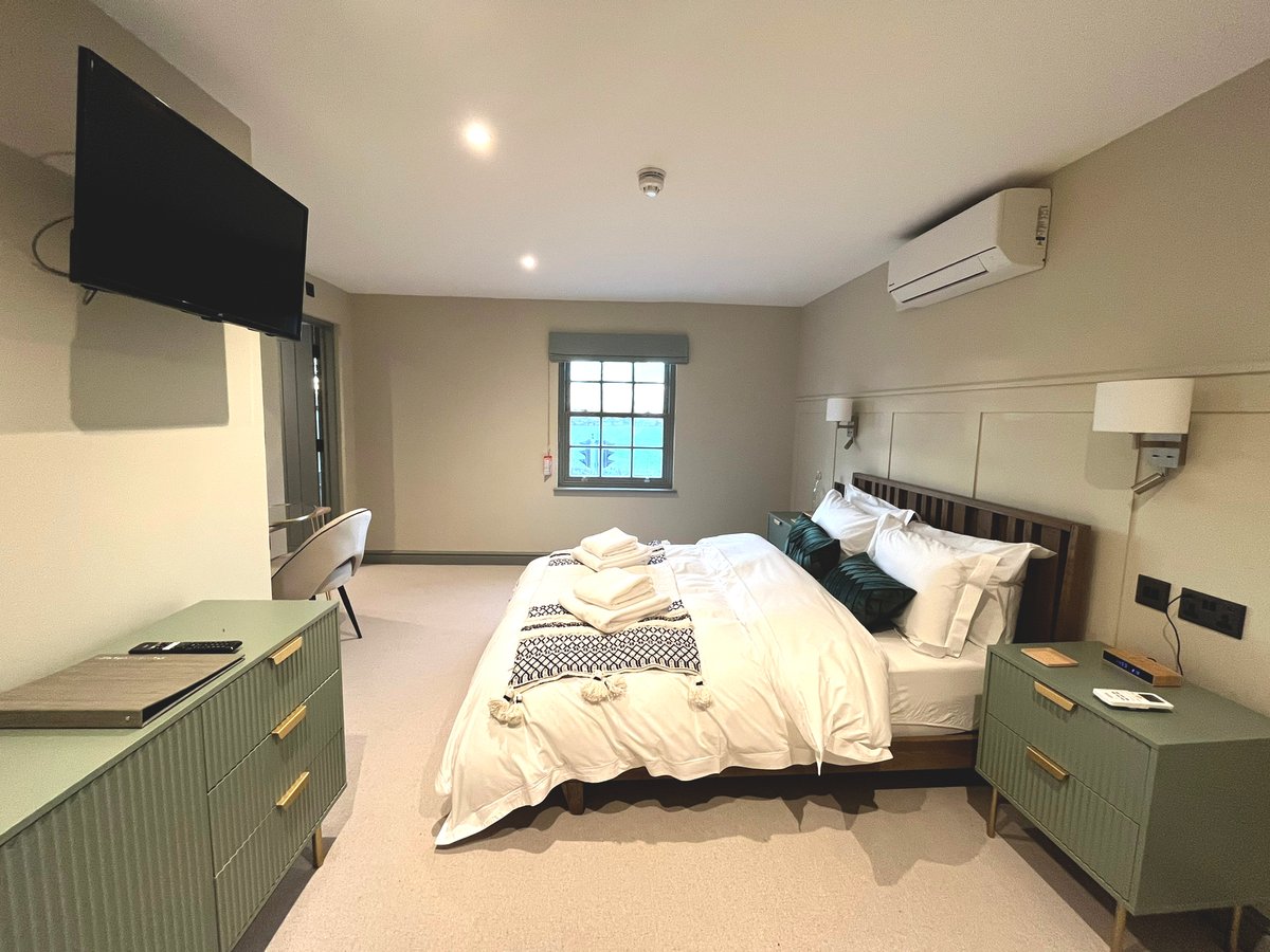 flaginnwivenhoe's tweet photo. Back to work after an uneventful weekend? Get something exciting in the diary and book one of our fabulous boutique rooms for a mini break to beat the winter blues: https://t.co/2EvivVYJpv 

#TheFlag #Wivenhoe #Colchester #Essex #Hotel #Boutique #Luxury #LuxuryHotel #BookNow https://t.co/fdzZmYBOux