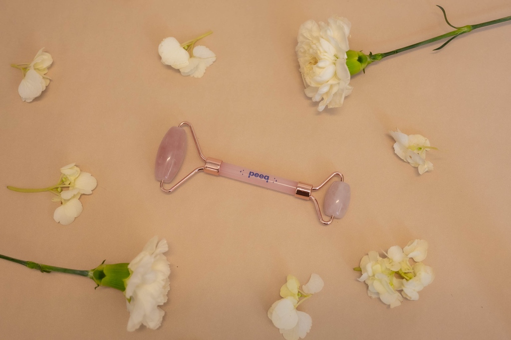 Amp up your morning skincare with this Rose Quartz Face Roller! Keep it in the fridge for a refreshing and cooling sensation when applying your morning serum! 

Purchase this roller in the Valentine's Day Box with the link in our bio! 💓

l8r.it/bMiC