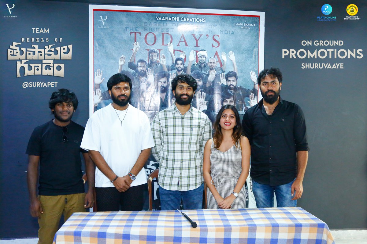 RebelsOfTG's tweet photo. On ground promotions started. First stop @SURYAPET. Thanks for your love showered on us.
❤️SURYAPET
#rebelsofthupakulagudem #manisharma #thupakulagudem #vaaradhicreations #jaiyetrimakana #praveenkandela #shrikantrathod #jaideepvishnu #santoshmurarikar #SreekanthArpula #platform65 https://t.co/hAinS8GcD6