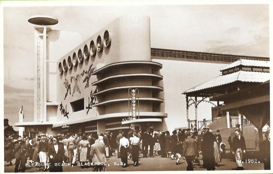 SeasideFerry's tweet image. The gorgeous curves of the Fun House, built 1935 by Joseph Emberton for #Blackpool Pleasure Beach
#1930s #seasidearchitecture
#postcardoftheday
