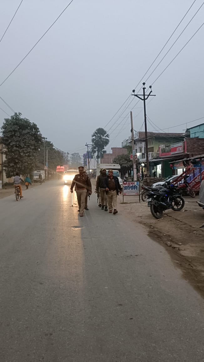 balliapolice's tweet photo. #SPBallia श्री राज करन नय्यर के निर्देशन में  जनपद में शांति/सुरक्षा व्यवस्था के दृष्टिगत थाना #सहतवार_पुलिस टीम द्वारा महत्वपूर्ण बाजारों/भीड़भाड़ वाले स्थानों के आस-पास पैदल गस्त कर संदिग्ध व्यक्ति/वाहनों की चेकिंग किया गया।
#UPPolice             
#BalliaPolice https://t.co/9LU1Xz1fV3