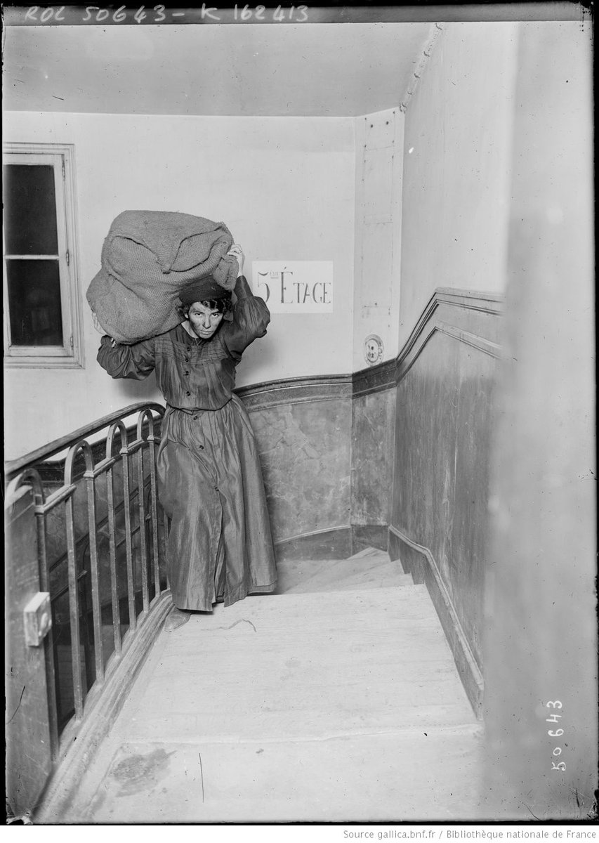: Une femme livreuse de charbon : [photographie de presse] / [Agence Rol] ; Agence Rol. Agence photographique (commanditaire), 1917, Bibliothèque nationale de France  Plus de pépites à voir sur