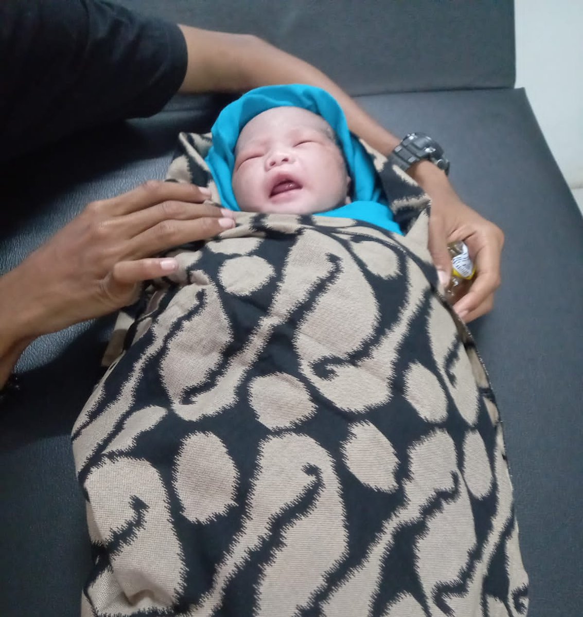 Di tengah riuhnya stasiun, pecah tangis bayi ini. 

Hari ini, ia lahir di Stasiun Tanah Abang.