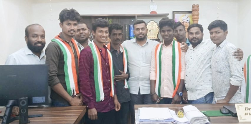 JaniJavid1's tweet photo. Welcome to our Congress family 🙏🥰🙏 #NasirHussain #Irfan #Latheef #Sikkanthar #Tabrez
@RahulGandhi @ShayarImran https://t.co/WTbw7WivZW