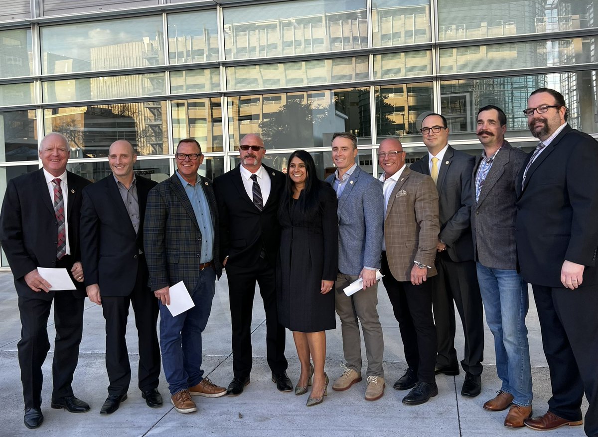 team10th's tweet image. Friday was a big day for firefighters in our #Team10th &amp;amp; anywhere in the US 9th district circuit court of appeals as PFFA friend &amp;amp; attorney Roopali Desai took her oath &amp;amp; was sworn in as a judge for the 9th district circuit. Thank you to GP @IAFFPresident for your help.