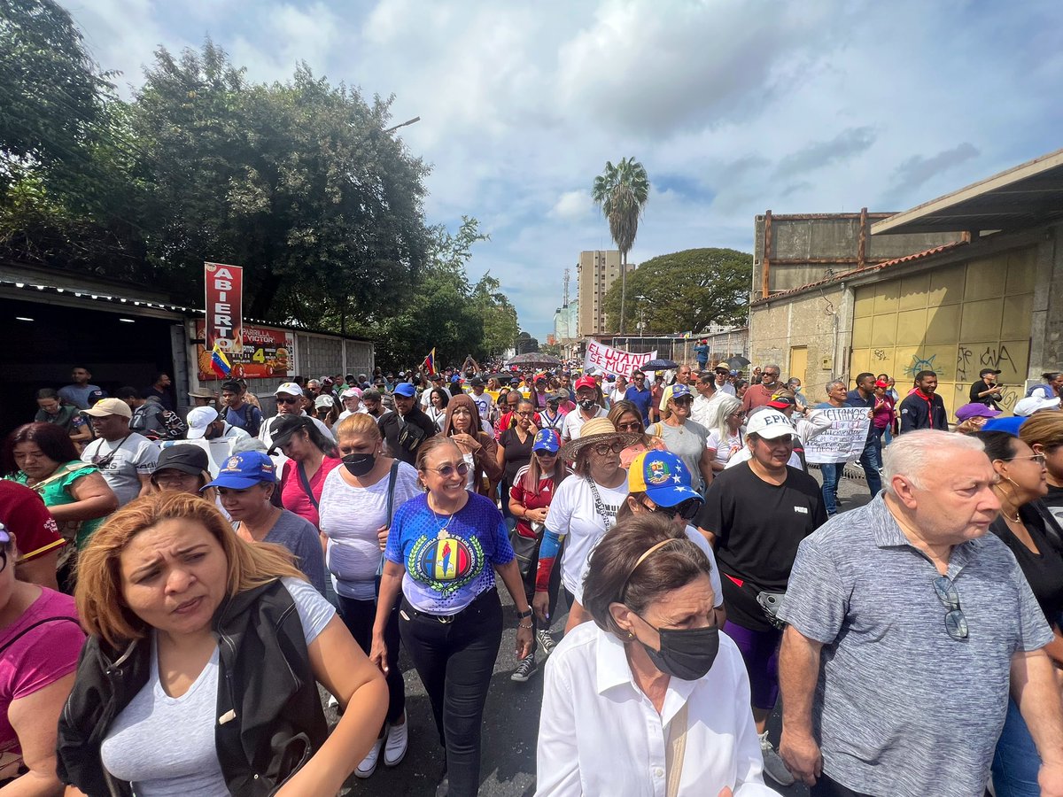 ADOrg_Laraof's tweet photo. #23Ene | A los venezolanos nos une recuperar la Democracia. Pese a las tropelías de los que están en el poder hay un país que lucha y busca un cambio.
Organizarse, movilizarse y expresarse es fundamental para el futuro. #MovilizacionTotalAD #23EVzlaEnLaCalle https://t.co/KHdPLyofGY