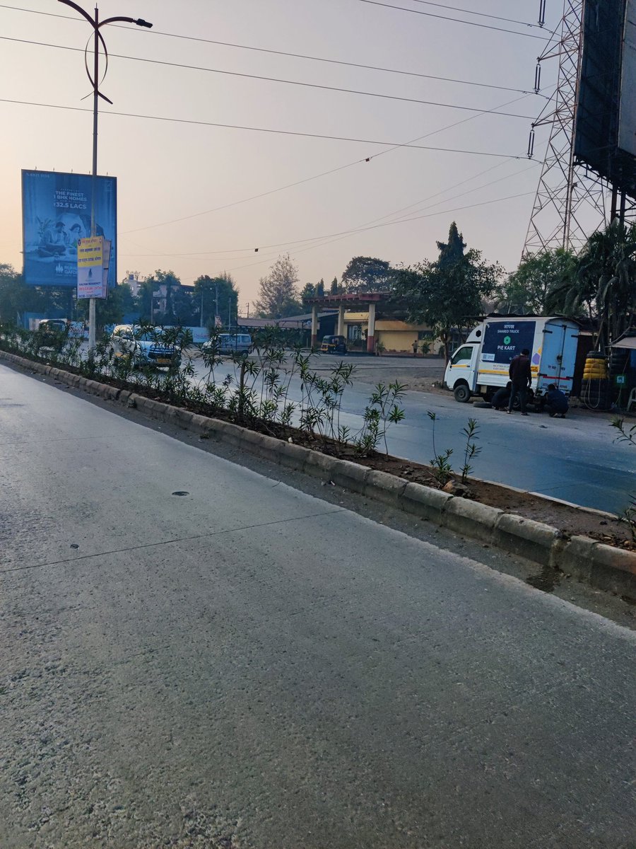 Bhiwandikarp's tweet photo. Work Completion at Kalyan side with planting and divider highlighted✅ 
Vs
Work done on Sai Baba side ❌

@rais_shk any specific reason why this has not been done on Bhiwandi side? https://t.co/XdWvrQ0OZw