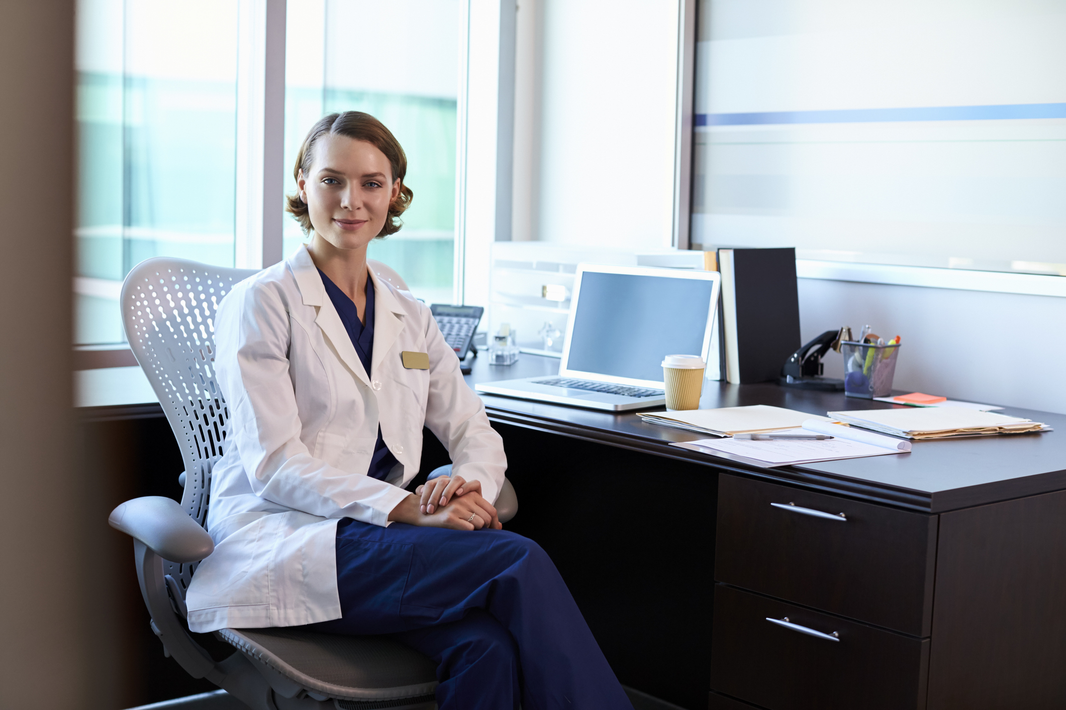 Женщина врач в кабинете