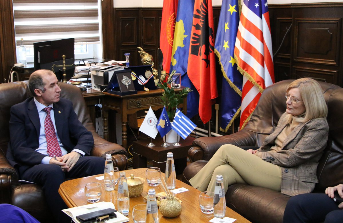 Rektori Qerimi ka pritur në një takim shefen e Zyrës Greke në Kosovë, znj. Heleni Vakali. Të dyja palët vlerësuan bashkëpunimin e deritanishëm ndërmjet UP-së dhe universiteteve në Greqi, duke vënë theksin dhe interesin mbi mundësitë e rritjes së bashkëpunimeve në të ardhmen.